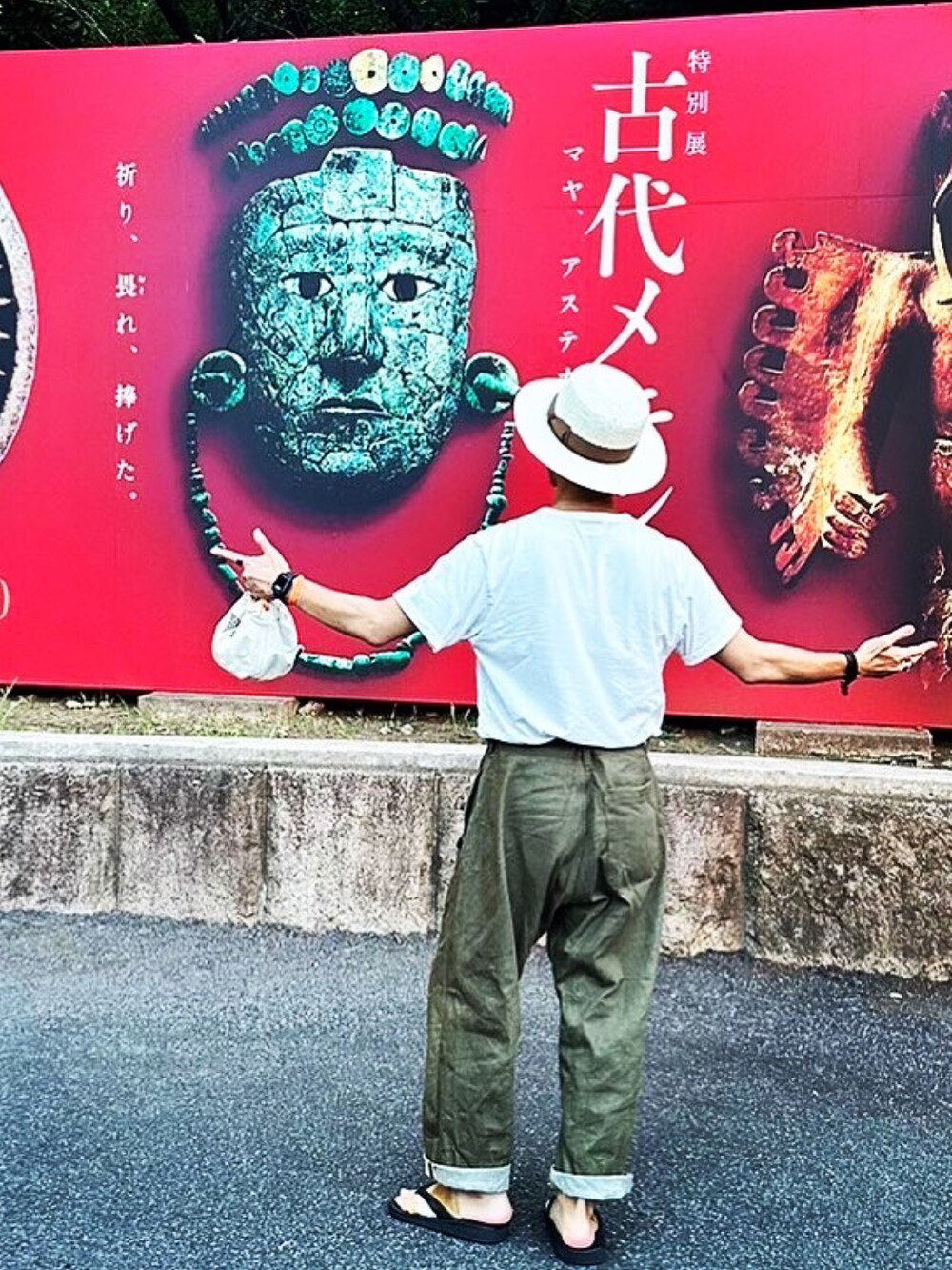 ホワイト系のTシャツ/カットソー、グリーン系のデニムパンツ、ホワイト系のハットを着用したメンズの秋コーディネートの3枚目の写真