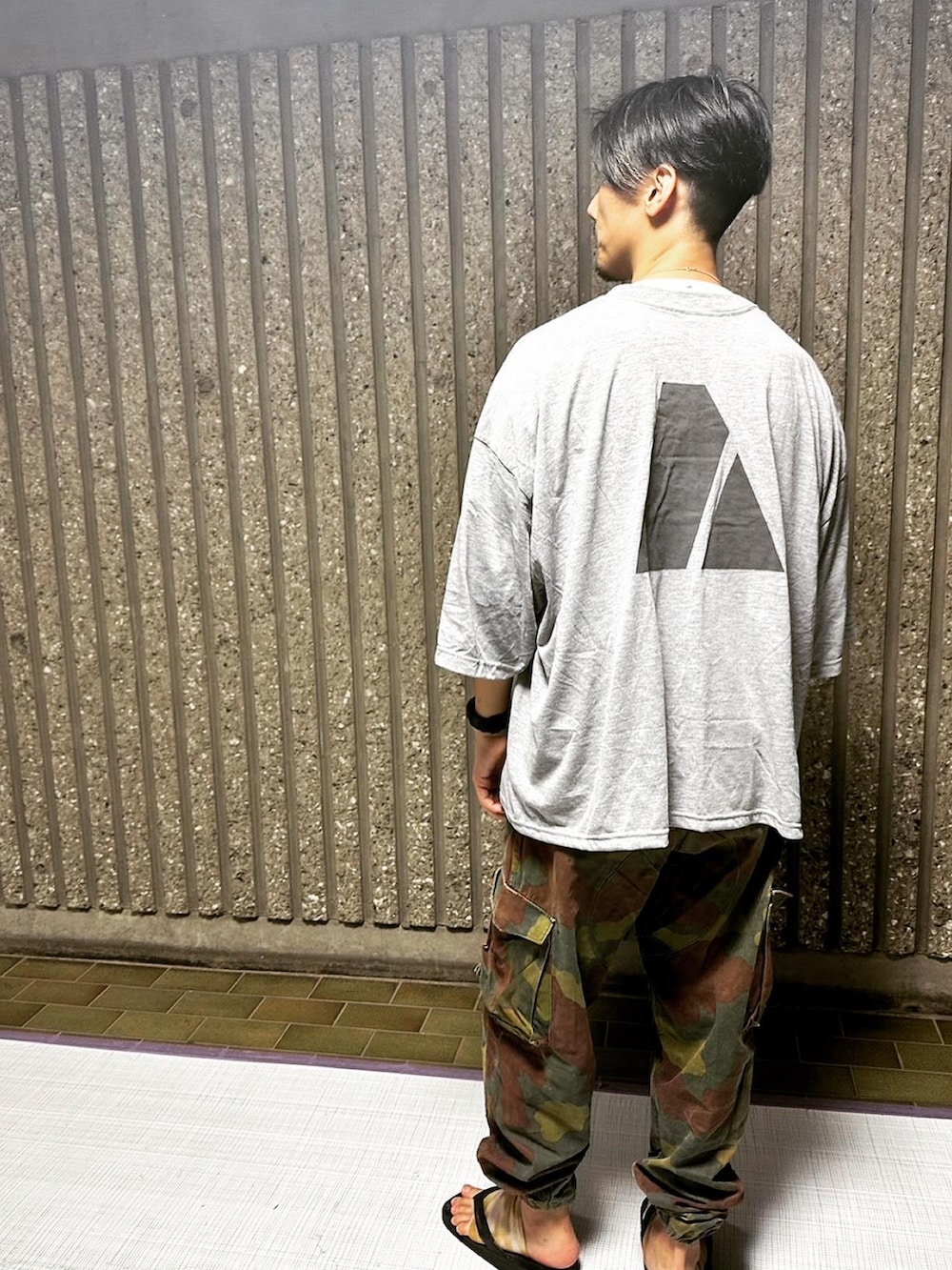 グレー系のTシャツ/カットソー、その他のカーゴパンツ、ブラウン系のソックス/靴下を着用したメンズの夏コーディネートの2枚目の写真