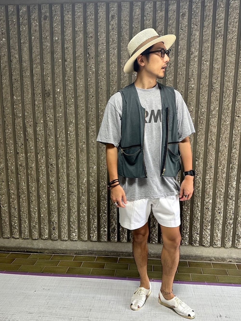 ホワイト系のサンダル、ホワイト系のその他パンツ、グレー系のTシャツ/カットソーを着用したメンズの秋コーディネートの2枚目の写真