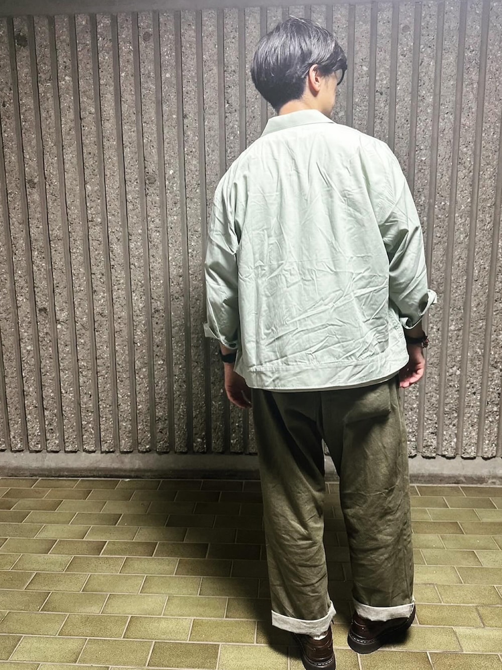 グリーン系のデニムパンツ、ホワイト系のTシャツ/カットソーを着用したメンズの夏コーディネートの3枚目の写真