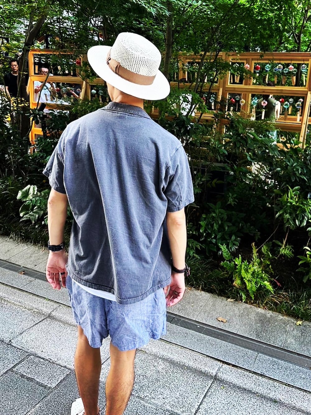 ブラック系のシャツ/ブラウス、ブルー系のパンツ、ホワイト系のシューズを着用したメンズの夏コーディネートの3枚目の写真