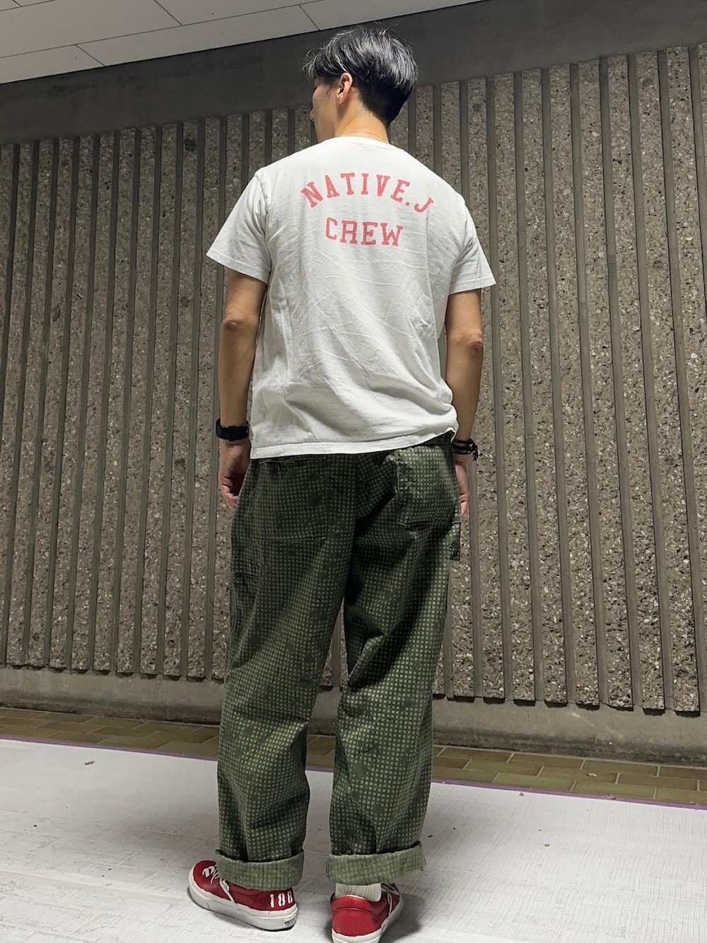 ホワイト系のTシャツ/カットソー、グリーン系のカーゴパンツを着用したメンズの夏コーディネートの2枚目の写真