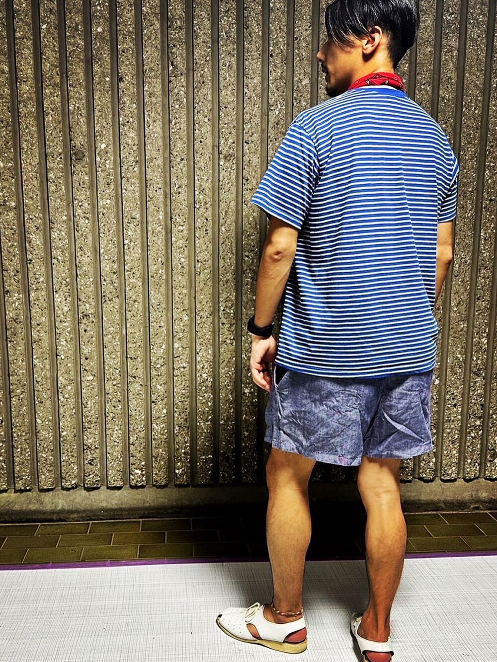 ブルー系のTシャツ/カットソー、ブルー系のパンツ、ホワイト系のシューズを着用したメンズの夏コーディネートの3枚目の写真