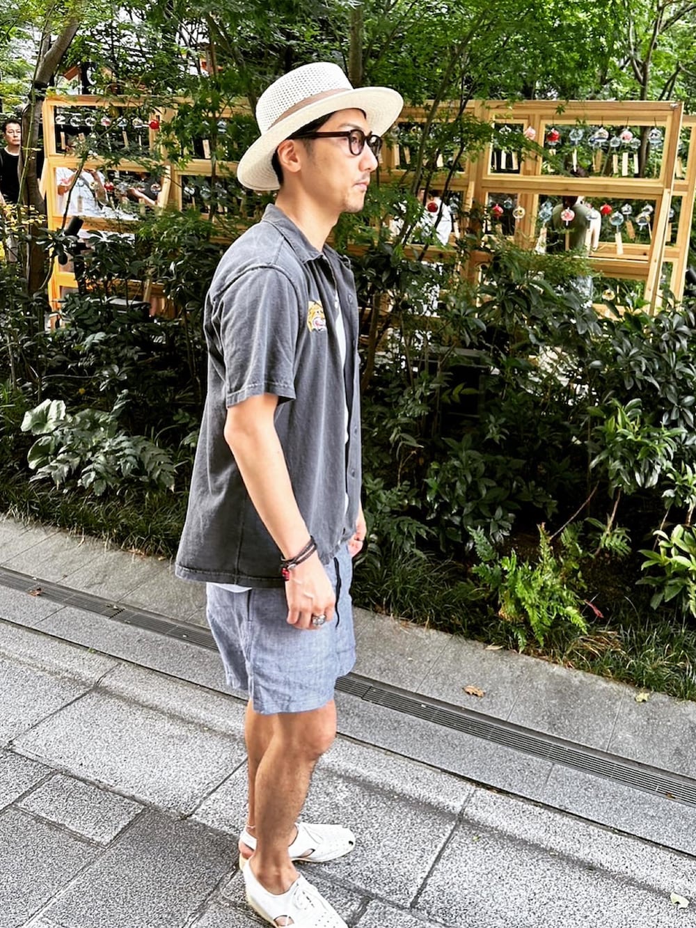 ブラック系のシャツ/ブラウス、ブルー系のパンツ、ホワイト系のシューズを着用したメンズの夏コーディネートの4枚目の写真