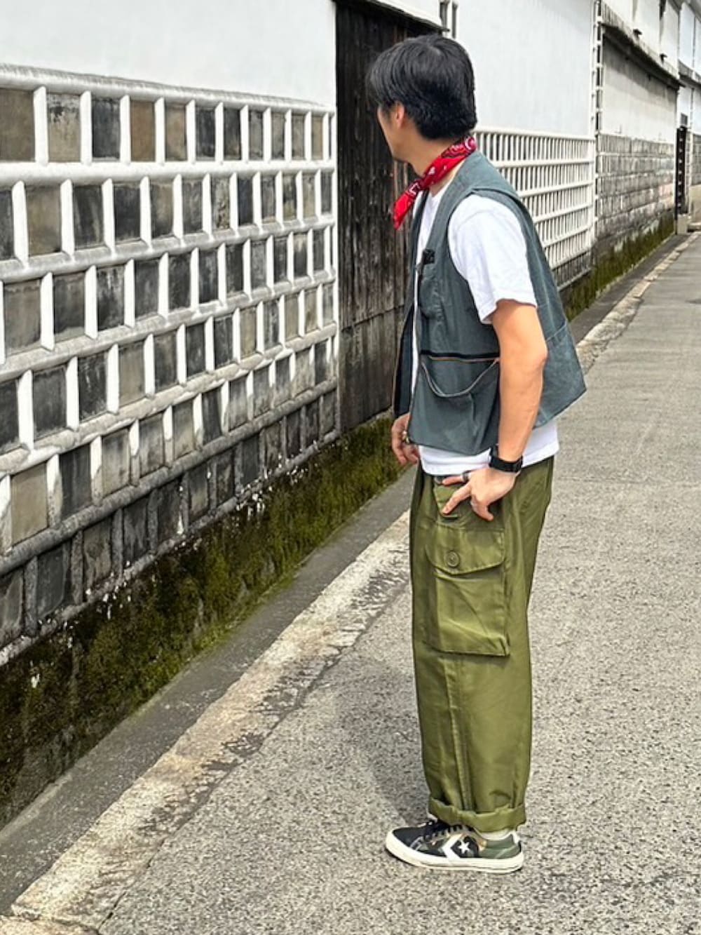 ブラック系のスニーカー、グリーン系のカーゴパンツを着用したメンズの夏コーディネートの4枚目の写真
