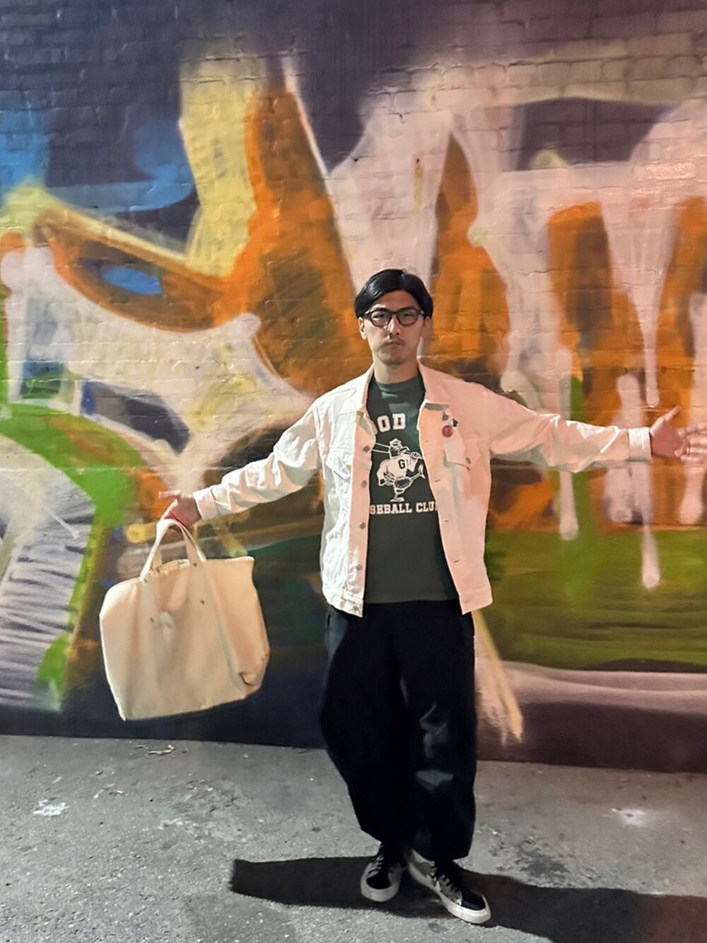 ホワイト系のジャケット/アウター、ブラック系のカーゴパンツ、ブラック系のスニーカーを着用したメンズの秋コーディネートの4枚目の写真