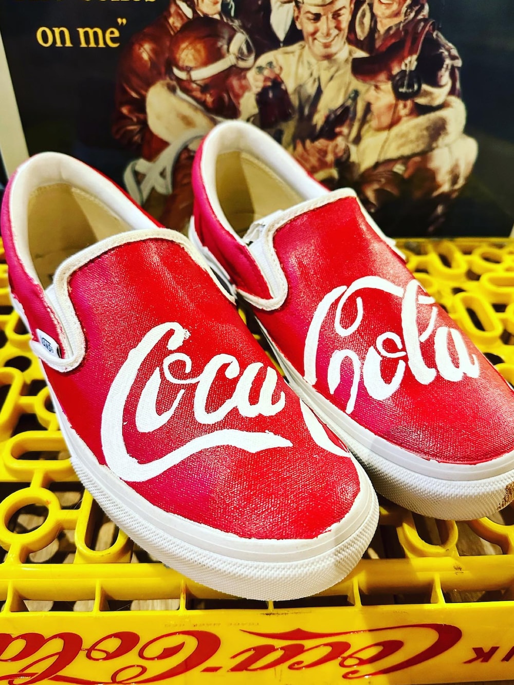 ホワイト系のTシャツ/カットソー、グリーン系のカーゴパンツを着用したメンズの夏コーディネートの3枚目の写真