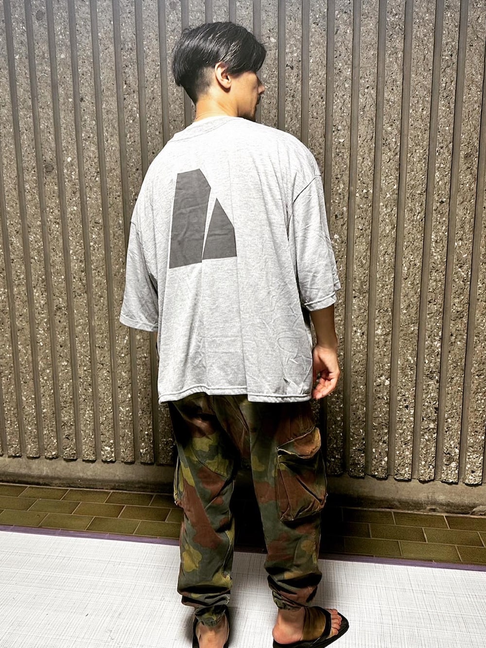 グレー系のTシャツ/カットソー、その他のカーゴパンツ、ブラウン系のソックス/靴下を着用したメンズの夏コーディネートの3枚目の写真