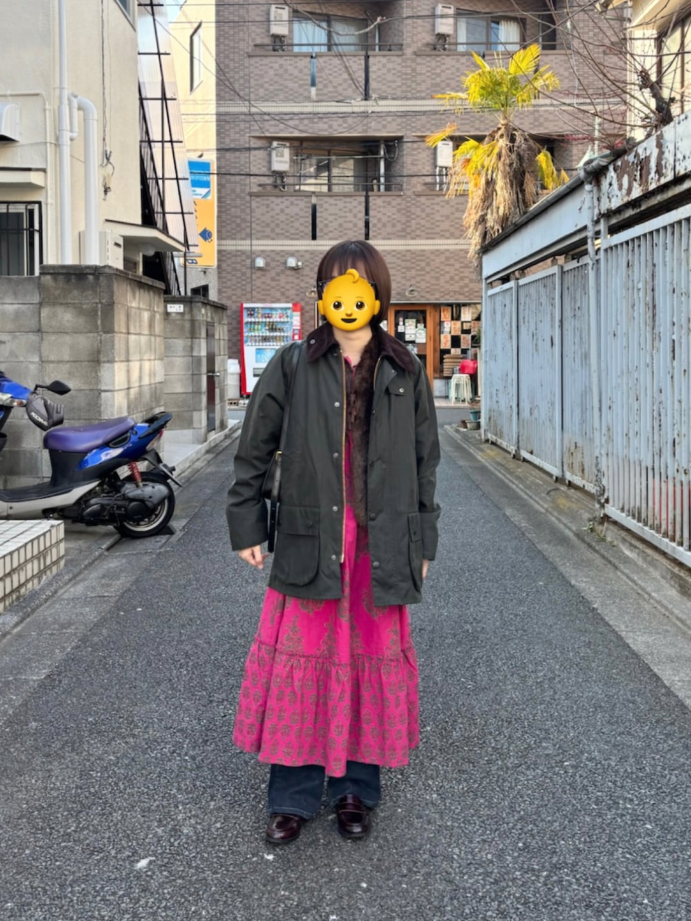 「春めき満開コーデ、ビデイル、ワンピース、ファーベスト、デニム、ローファー、古着MIX、古着」｜「VINTAGEのアイテム（ベスト、ブラウン系）」を使った、Takumiさん（レディース・153cm）の春コーディネートの2枚目の写真