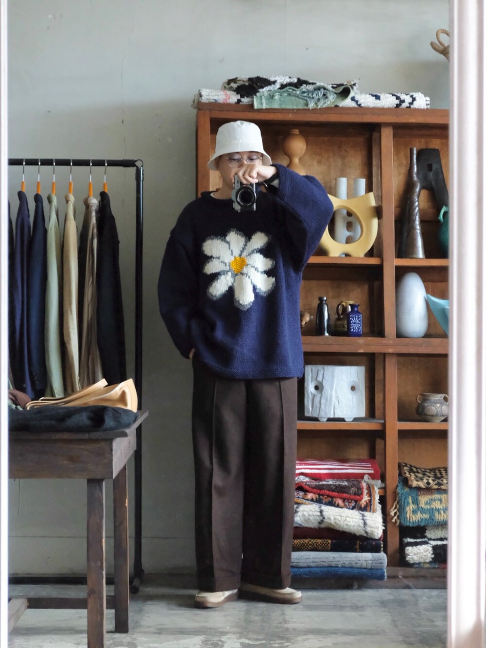 「バケットハット、M65、ミリタリー、macmahonknittingmills、ネパールニット、cale、スラックス、Padmore&Barnes、モカシン、古着MIX、ファッションを楽しもう、WEARyouthコーデ」｜「KIJIMA TAKAYUKIのVENTILE BUCKET HAT（ハット、ホワイト系）」を使った、Takumiさん（メンズ・170cm）の秋コーディネートの2枚目の写真