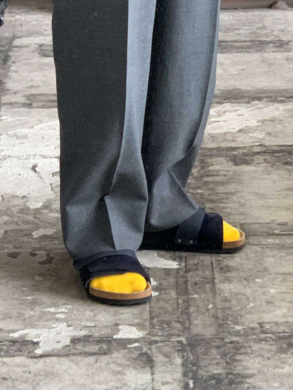 ブルー系のシャツ/ブラウス、グレー系のスラックス、ブルー系のサンダルを着用したメンズの夏コーディネートの2枚目の写真