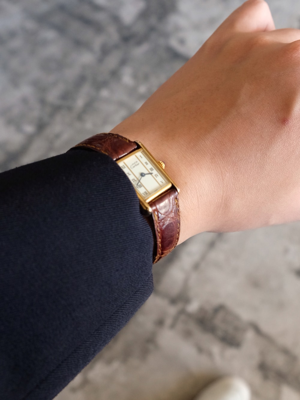 ブルー系のTシャツ/カットソー、ブルー系のテーラードジャケット、ブルー系のデニムパンツを着用したメンズの秋コーディネートの2枚目の写真