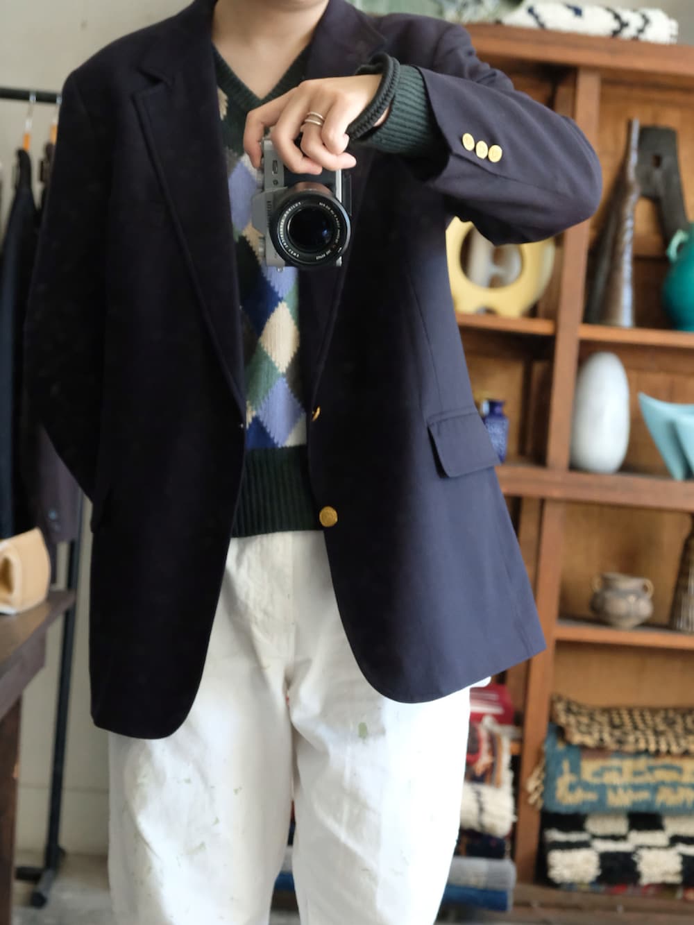 グリーン系のニット/セーター、ブルー系のテーラードジャケット、ホワイト系のその他パンツを着用したメンズの秋コーディネートの2枚目の写真