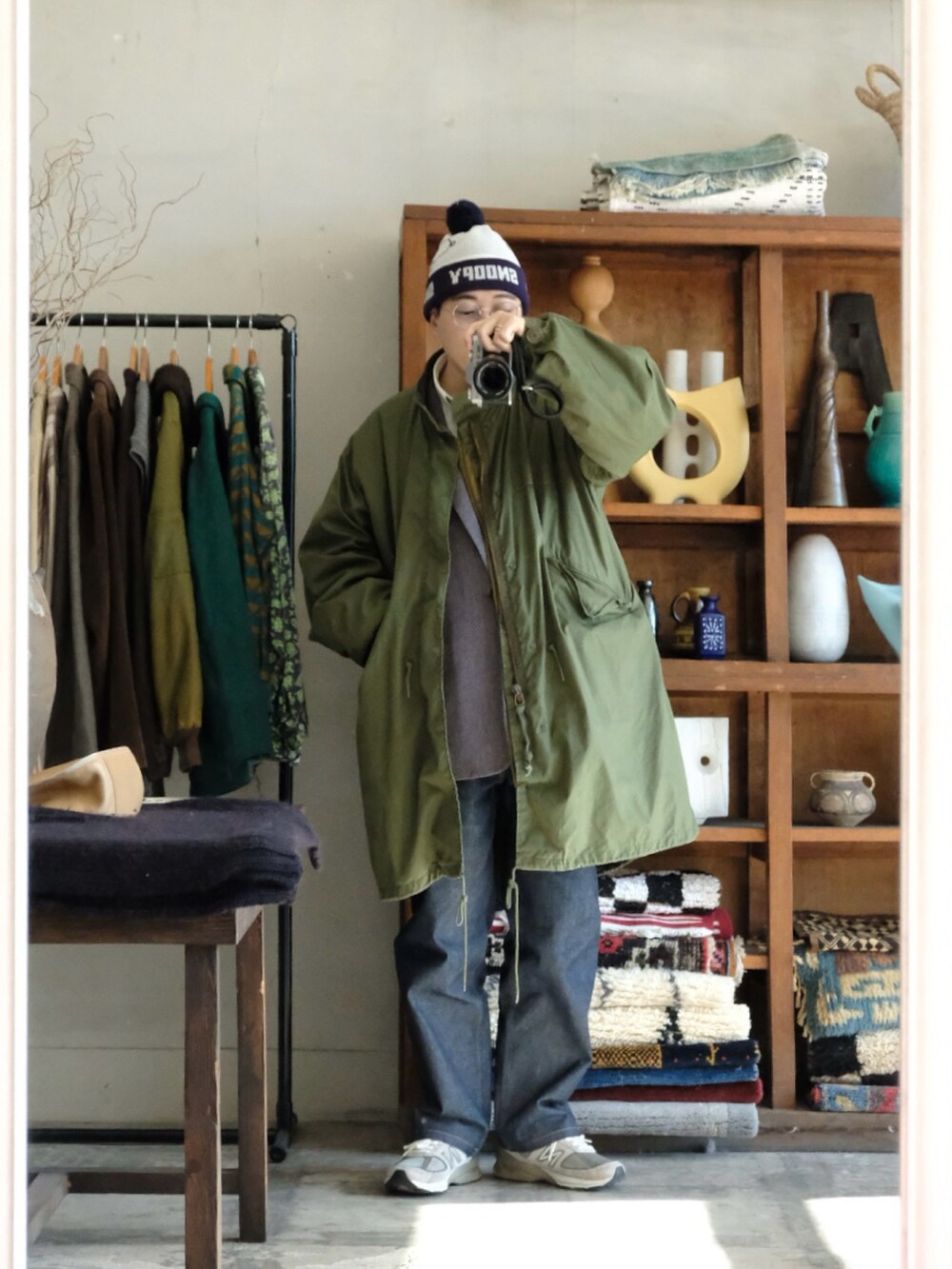 グレー系のテーラードジャケット、グリーン系のニット/セーター、ホワイト系のシャツ/ブラウスを着用したメンズの冬コーディネートの2枚目の写真