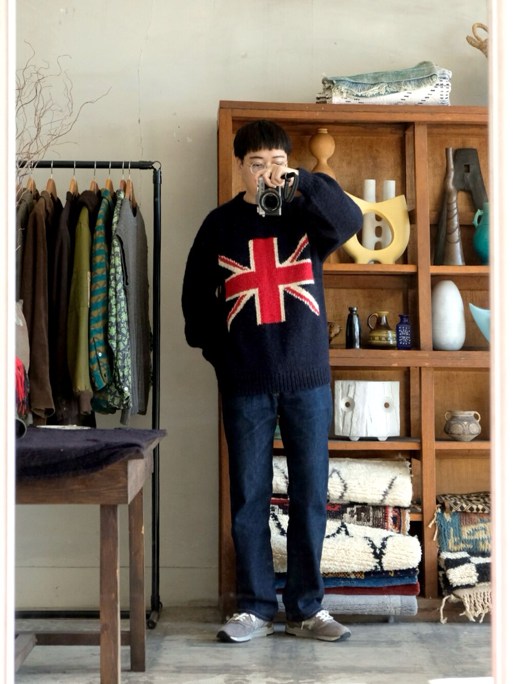 グリーン系のジャケット/アウター、ブルー系のニット/セーター、ブルー系のデニムパンツを着用したメンズの冬コーディネートの2枚目の写真