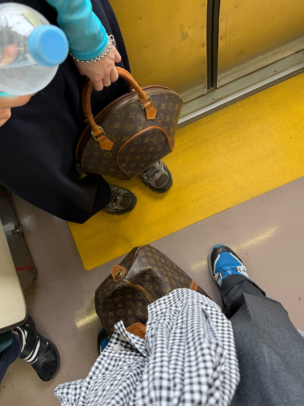 その他のシャツ/ブラウス、ブラック系のTシャツ/カットソー、ブラウン系のボストンバッグを着用したメンズの夏コーディネートの2枚目の写真