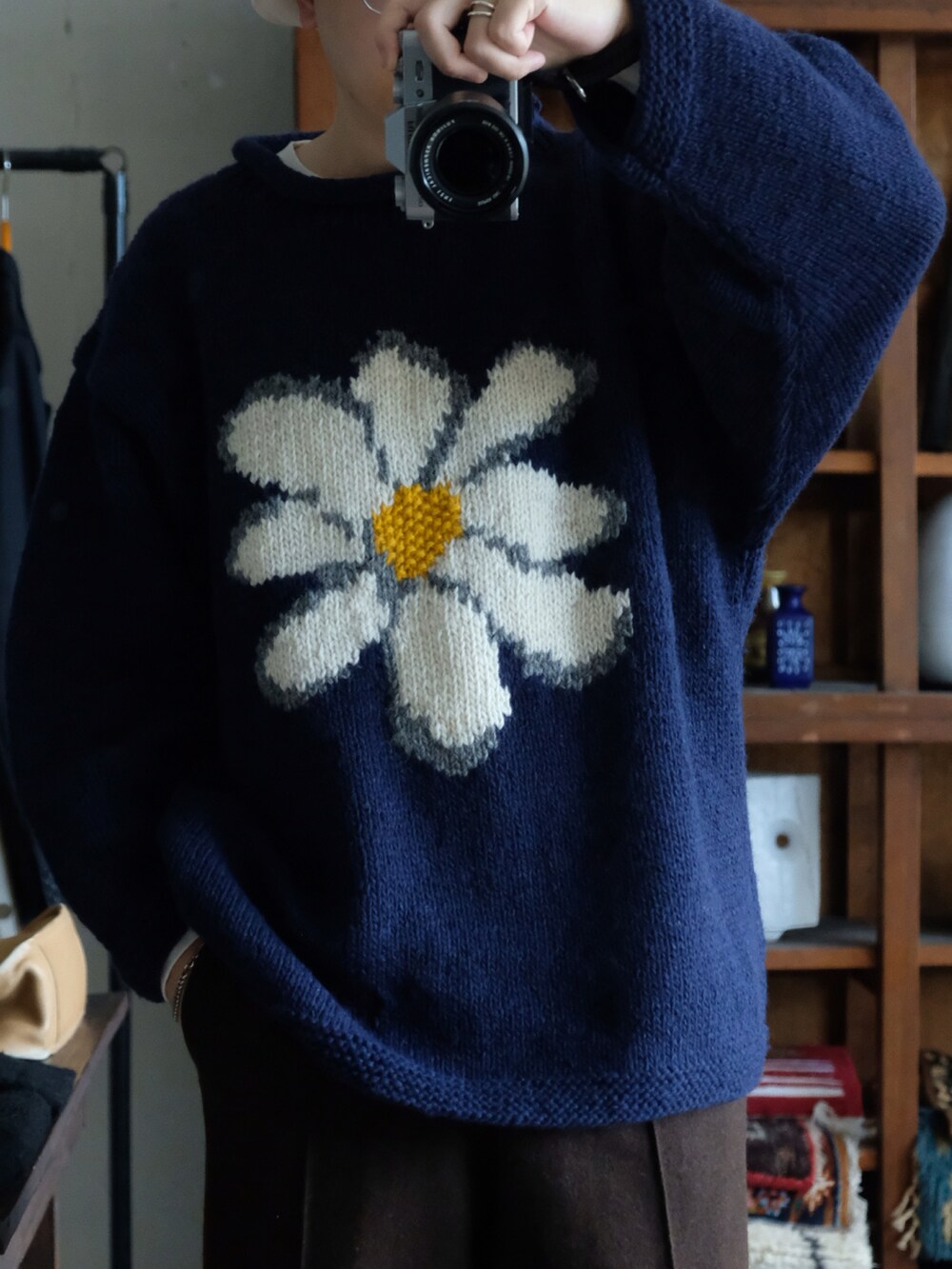 「バケットハット、M65、ミリタリー、macmahonknittingmills、ネパールニット、cale、スラックス、Padmore&Barnes、モカシン、古着MIX、ファッションを楽しもう、WEARyouthコーデ」｜「KIJIMA TAKAYUKIのVENTILE BUCKET HAT（ハット、ホワイト系）」を使った、Takumiさん（メンズ・170cm）の秋コーディネートの3枚目の写真
