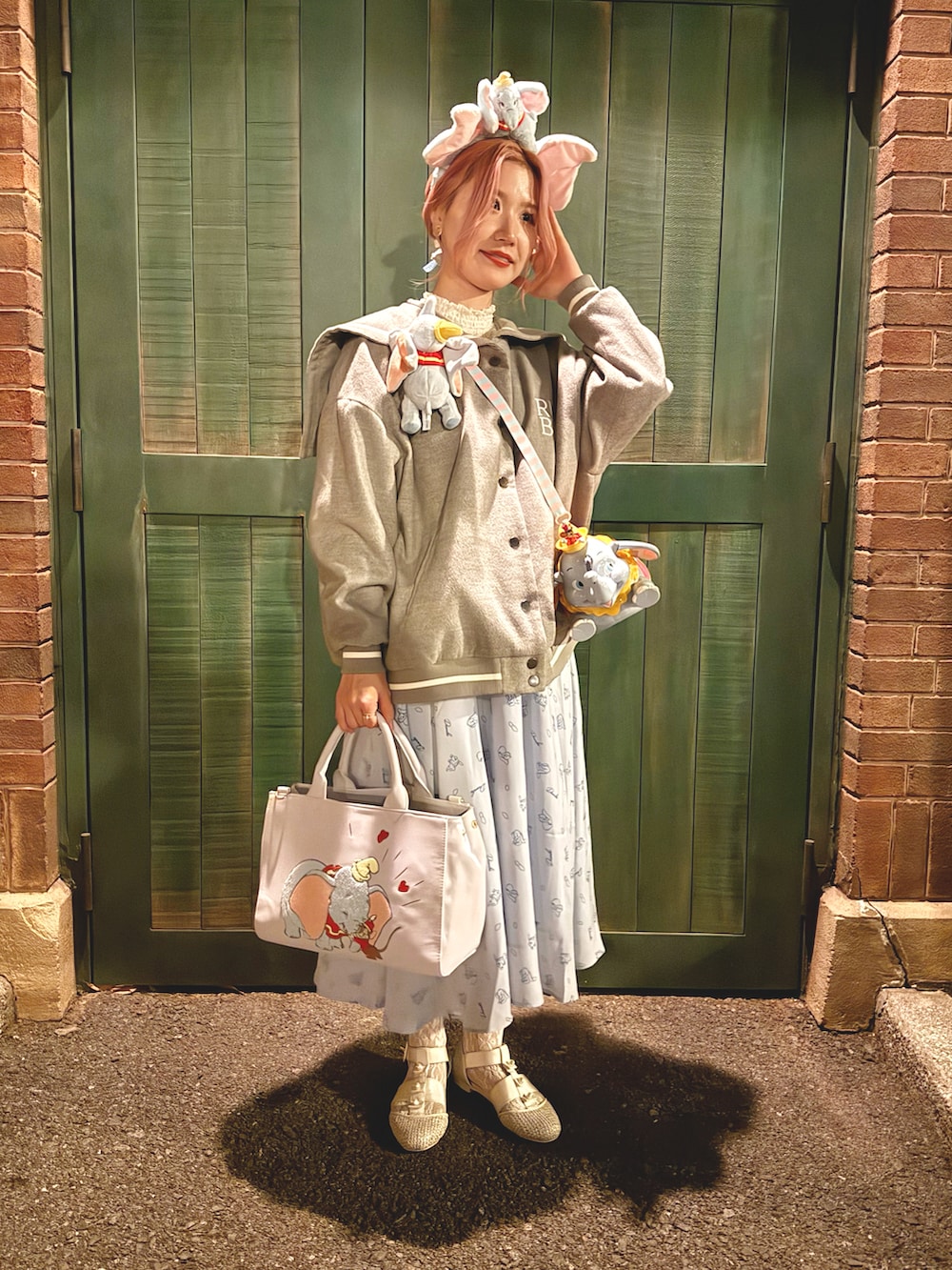 ベージュ系のパンプス、グレー系のジャケット/アウター、パープル系のハンドバッグを着用したレディースの冬コーディネートの2枚目の写真