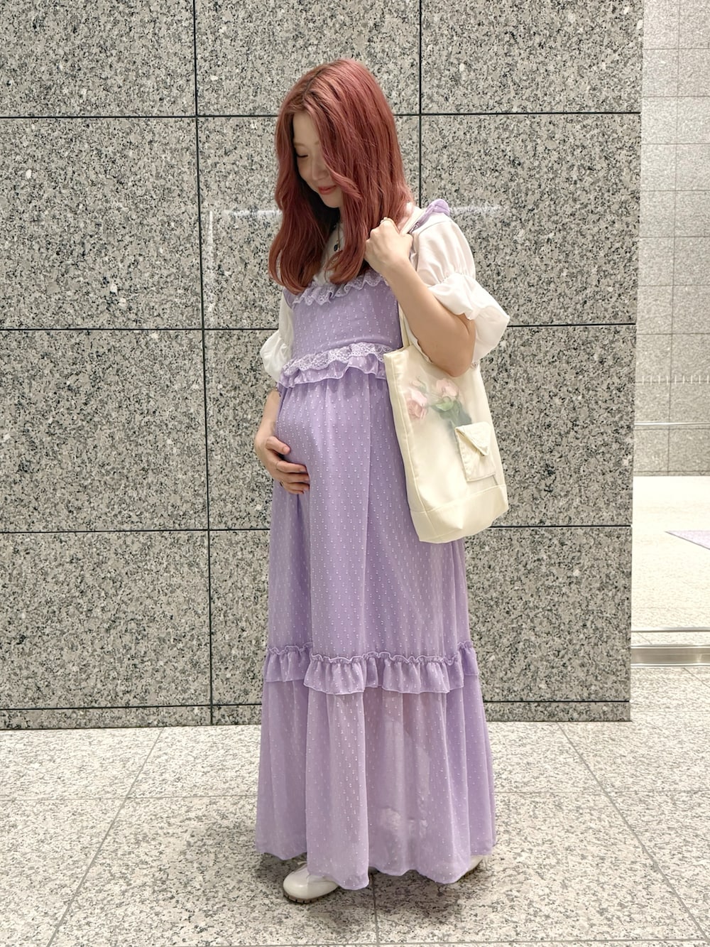 パープル系のワンピース、ホワイト系のスニーカー、ホワイト系のトートバッグを着用したレディースの秋コーディネートの2枚目の写真