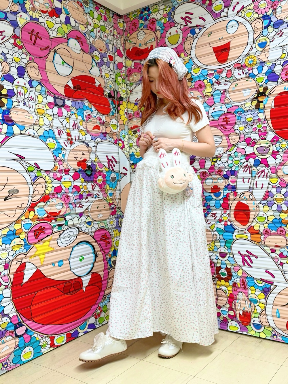 ホワイト系のTシャツ/カットソー、ホワイト系のショルダーバッグ、ホワイト系のスカートを着用したレディースの夏コーディネートの2枚目の写真