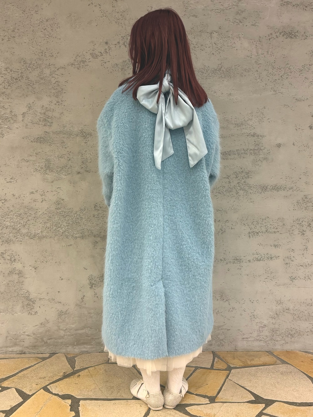 ブルー系のその他アウター、ホワイト系のハンドバッグ、ホワイト系のスカートを着用したレディースの冬コーディネートの2枚目の写真