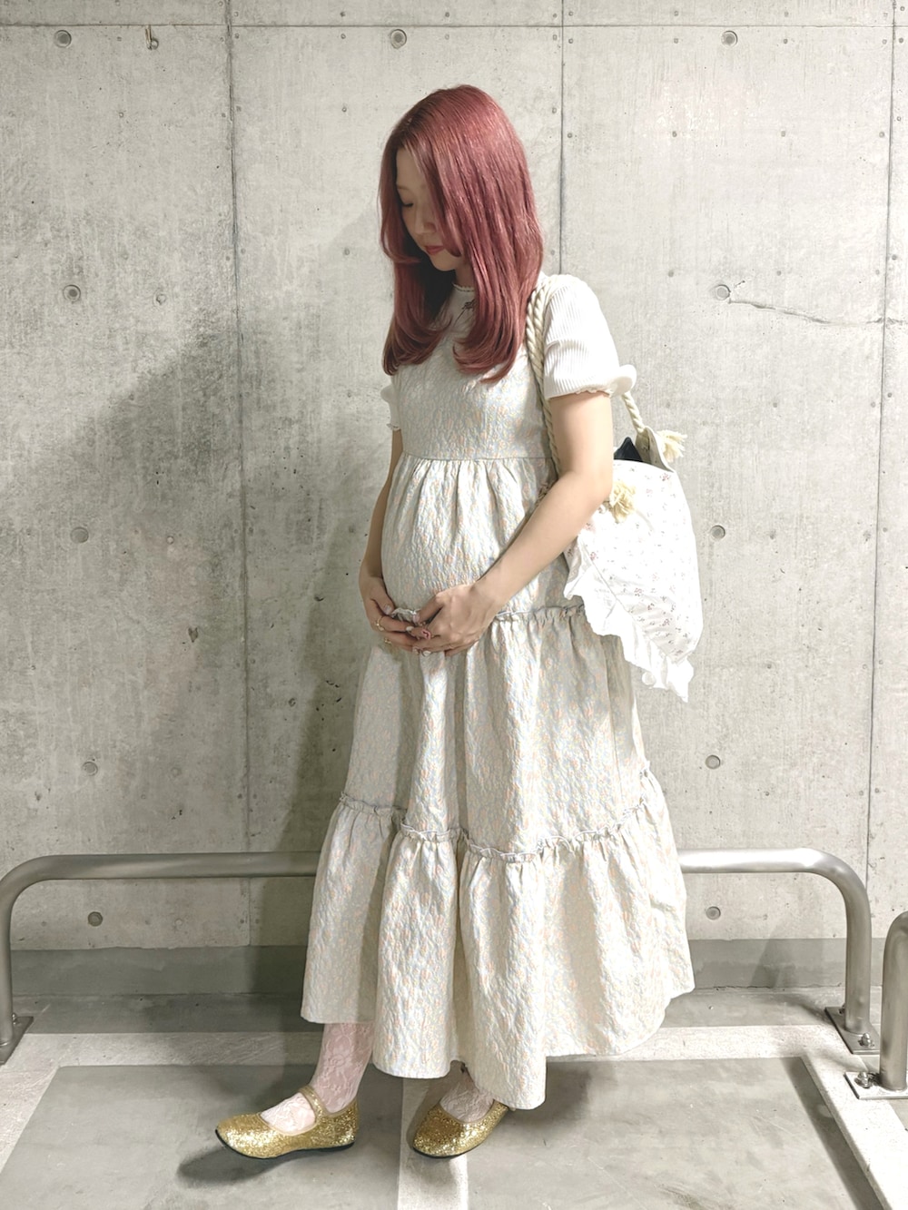 ベージュ系のワンピース、ホワイト系のショルダーバッグ、ホワイト系のTシャツ/カットソーを着用したレディースの秋コーディネートの2枚目の写真