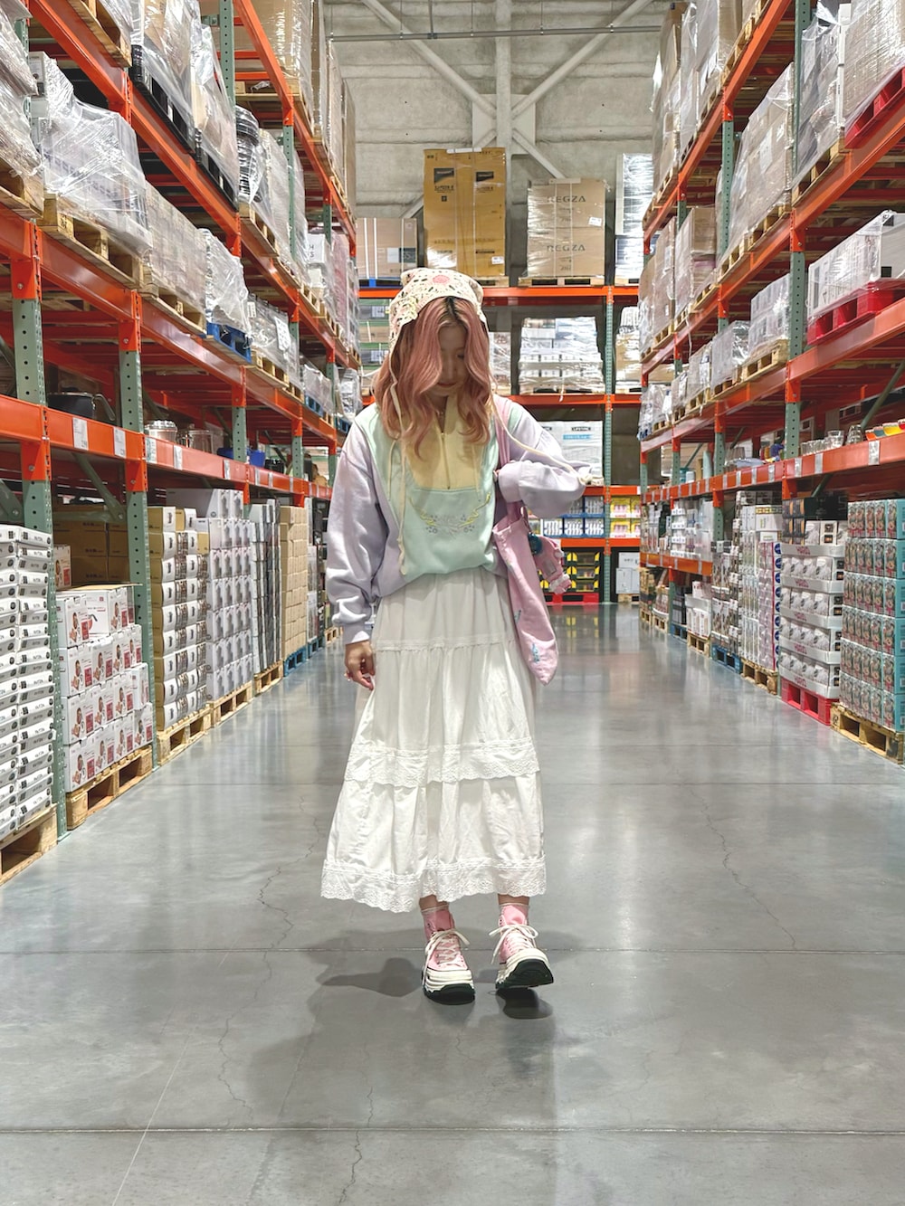 ピンク系のトートバッグ、ピンク系のスニーカー、その他のスウェットを着用したレディースの秋コーディネートの2枚目の写真