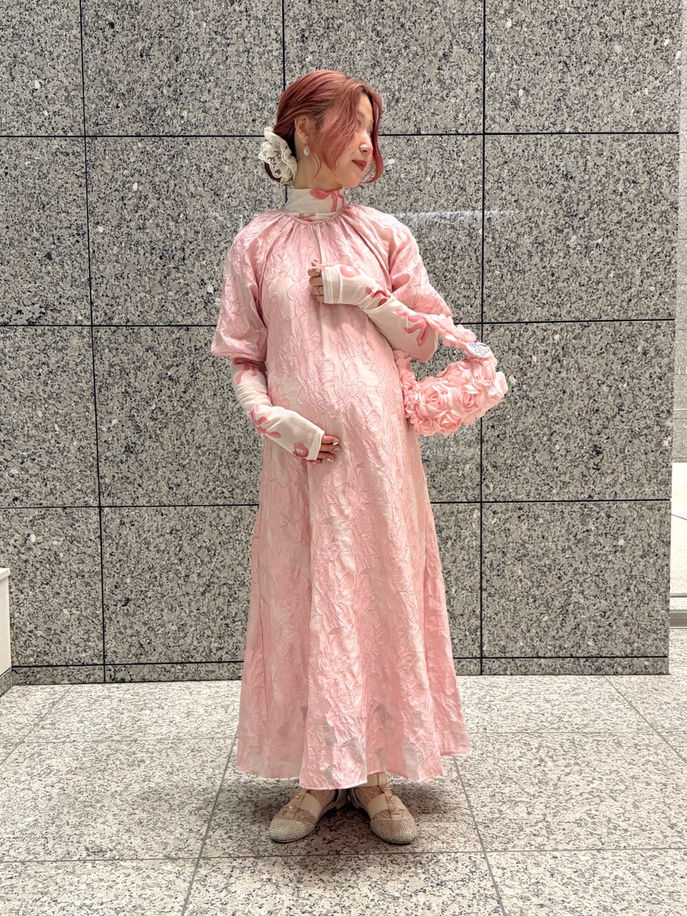 ピンク系のドレス、ベージュ系のパンプス、ホワイト系のTシャツ/カットソーを着用したレディースの秋コーディネートの3枚目の写真