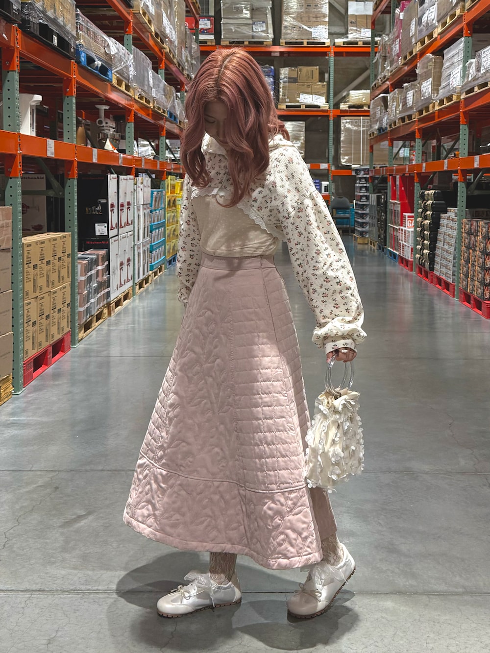 ホワイト系のジャケット/アウター、ピンク系のスカート、ホワイト系のハンドバッグを着用したレディースの冬コーディネートの2枚目の写真