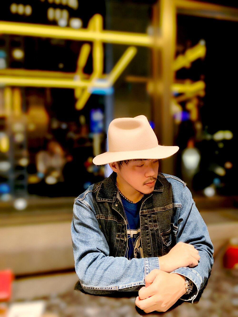 「THE H.W. DOG & CO. のアイテム（ハット、ベージュ系）」を使った、jimmichungさん（メンズ・179cm）の春コーディネートの2枚目の写真