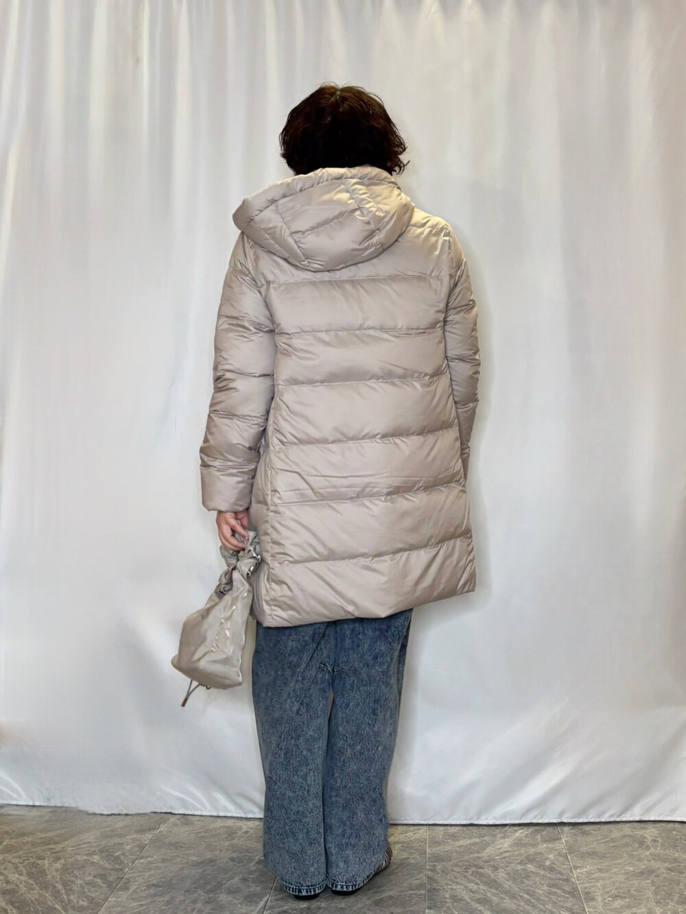 「オトナカジュアル、お出かけコーデ、ロゴニット、デニムパンツ、ダウンコート、春を感じたいコーデ」|「SHOO・LA・RUEの【洗える/ちくちくしにくい/静電気軽減】スウェットライク ロゴニット(ニット/セーター、グリーン系)」を使った、たみさん(骨格ストレート・レディース・158cm)の冬コーディネートの3枚目の写真