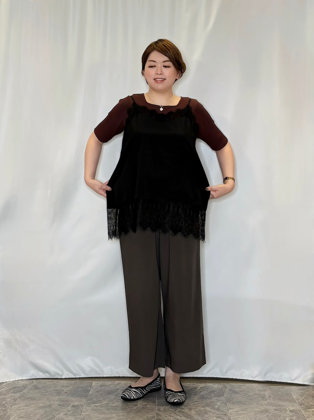 ブラック系のTシャツ/カットソー、ブラウン系のニット/セーター、ブラウン系のその他パンツを着用したレディースの秋コーディネートの5枚目の写真