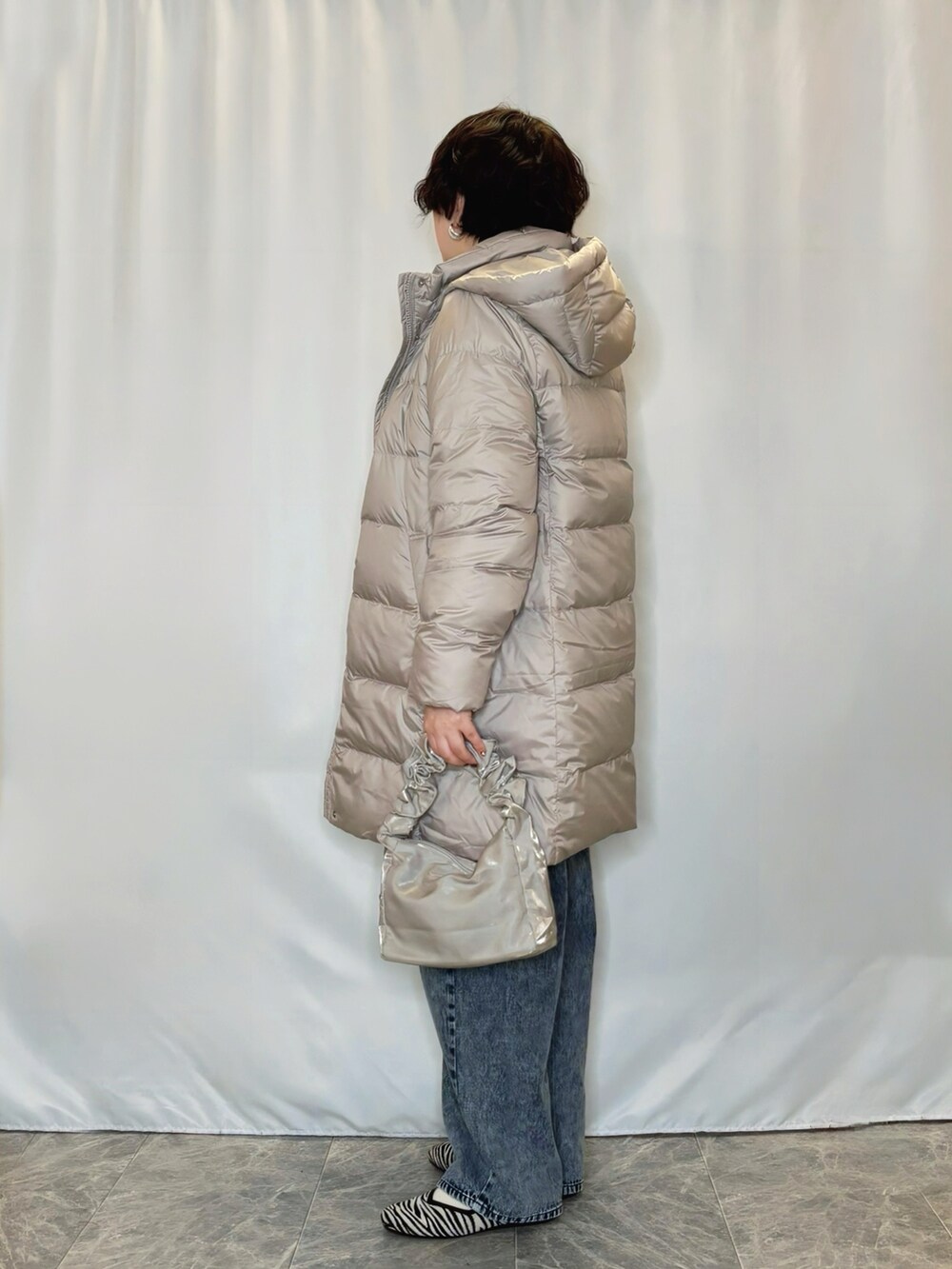 「オトナカジュアル、お出かけコーデ、ロゴニット、デニムパンツ、ダウンコート、春を感じたいコーデ」|「SHOO・LA・RUEの【洗える/ちくちくしにくい/静電気軽減】スウェットライク ロゴニット(ニット/セーター、グリーン系)」を使った、たみさん(骨格ストレート・レディース・158cm)の冬コーディネートの2枚目の写真