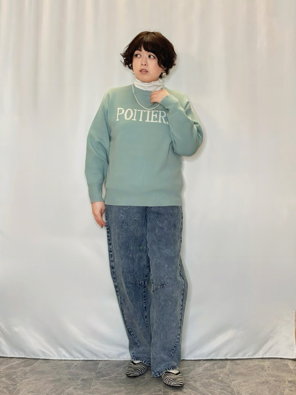 「オトナカジュアル、お出かけコーデ、ロゴニット、デニムパンツ、ダウンコート、春を感じたいコーデ」|「SHOO・LA・RUEの【洗える/ちくちくしにくい/静電気軽減】スウェットライク ロゴニット(ニット/セーター、グリーン系)」を使った、たみさん(骨格ストレート・レディース・158cm)の冬コーディネートの4枚目の写真