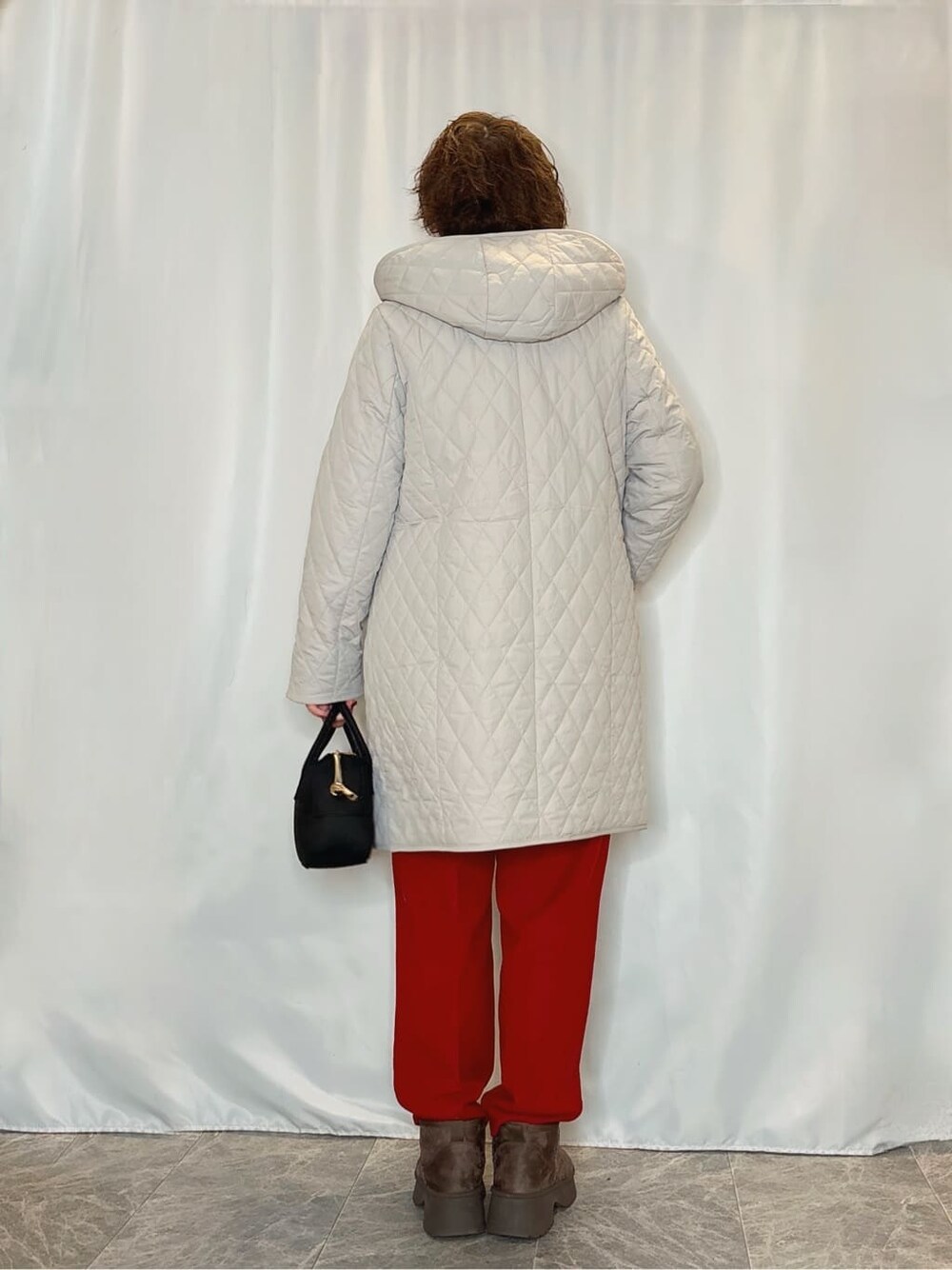 ベージュ系のその他アウター、グレー系のニット/セーター、レッド系のその他パンツを着用したレディースの冬コーディネートの3枚目の写真