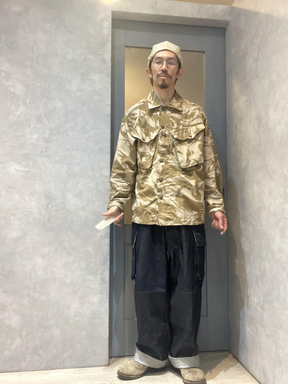 ゴールド系のシャツ/ブラウス、ブルー系のデニムパンツ、ベージュ系のブーツを着用したメンズの春コーディネートの2枚目の写真