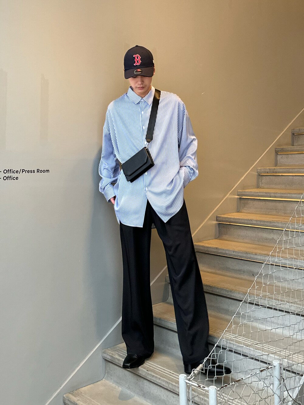 ブラック系のその他パンツ、ブラック系のブーツ、ブラック系のショルダーバッグを着用したメンズの冬コーディネートの2枚目の写真