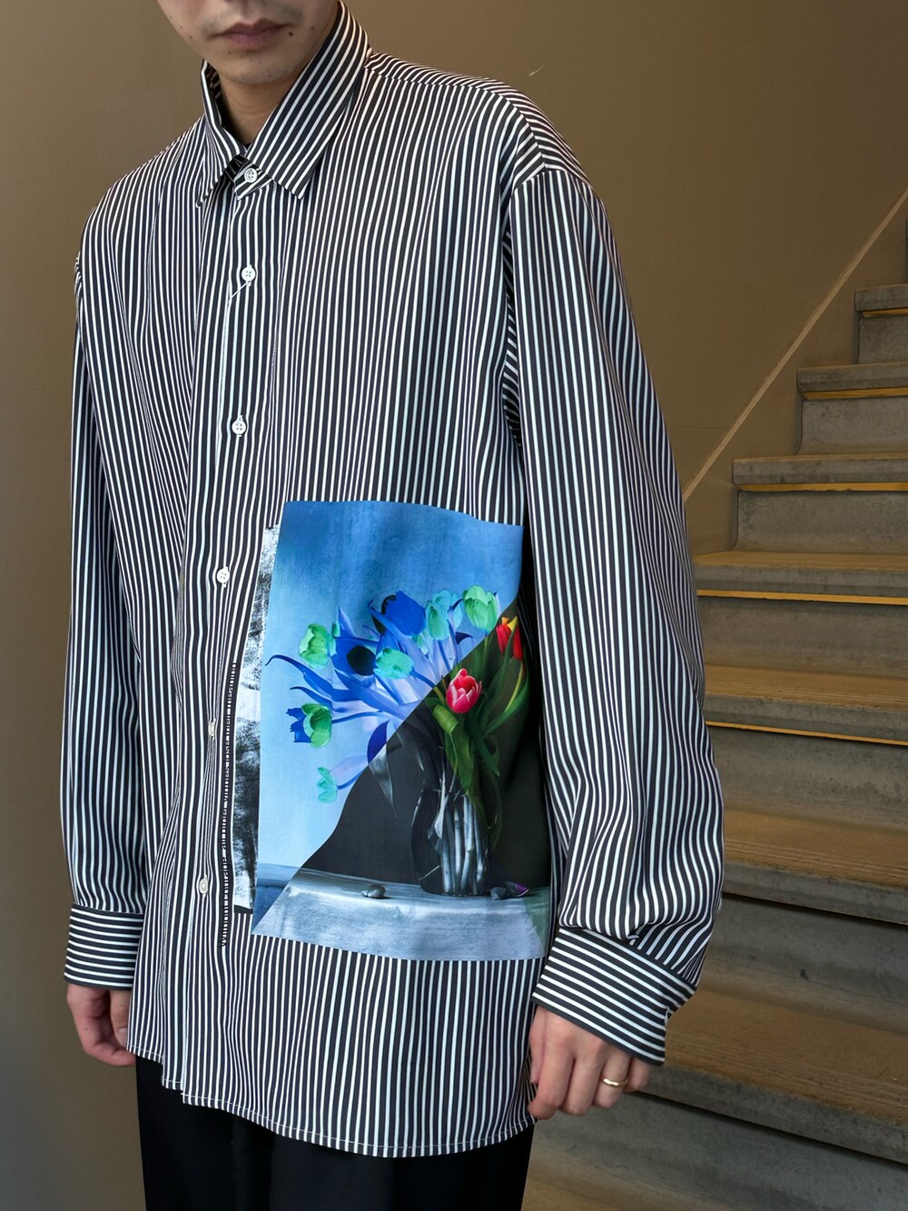 ブラック系のシャツ/ブラウス、ブラック系のその他パンツを着用したメンズの冬コーディネートの4枚目の写真