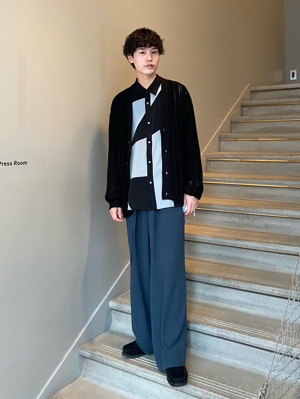 ブラック系のカーディガン/ボレロ、ブラック系のシャツ/ブラウス、ブルー系のその他パンツを着用したメンズの夏コーディネートの2枚目の写真