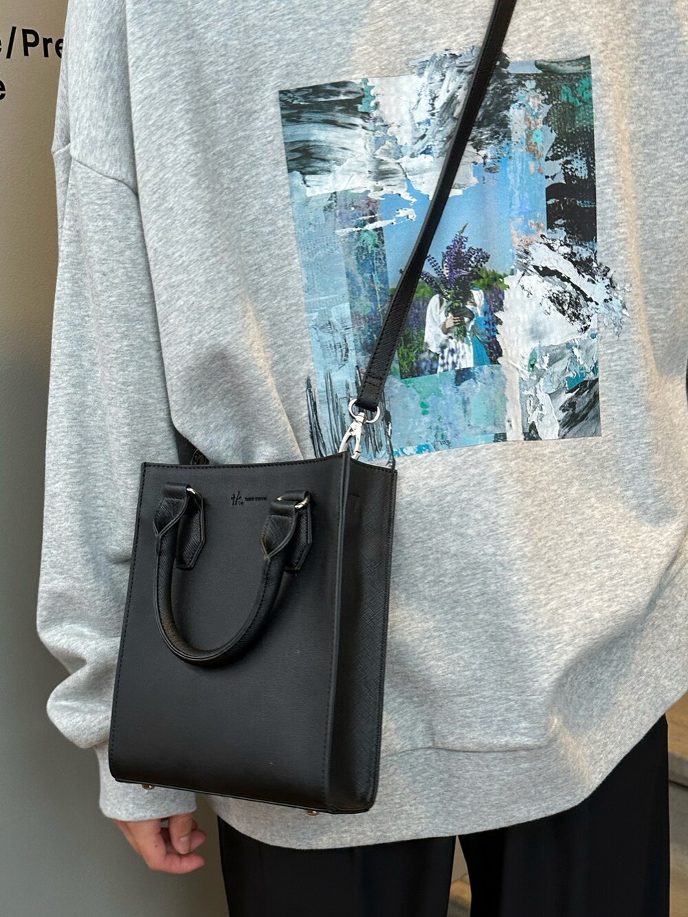 グレー系のスウェット、ブラック系のショルダーバッグ、ブラック系のその他パンツを着用したメンズの冬コーディネートの4枚目の写真