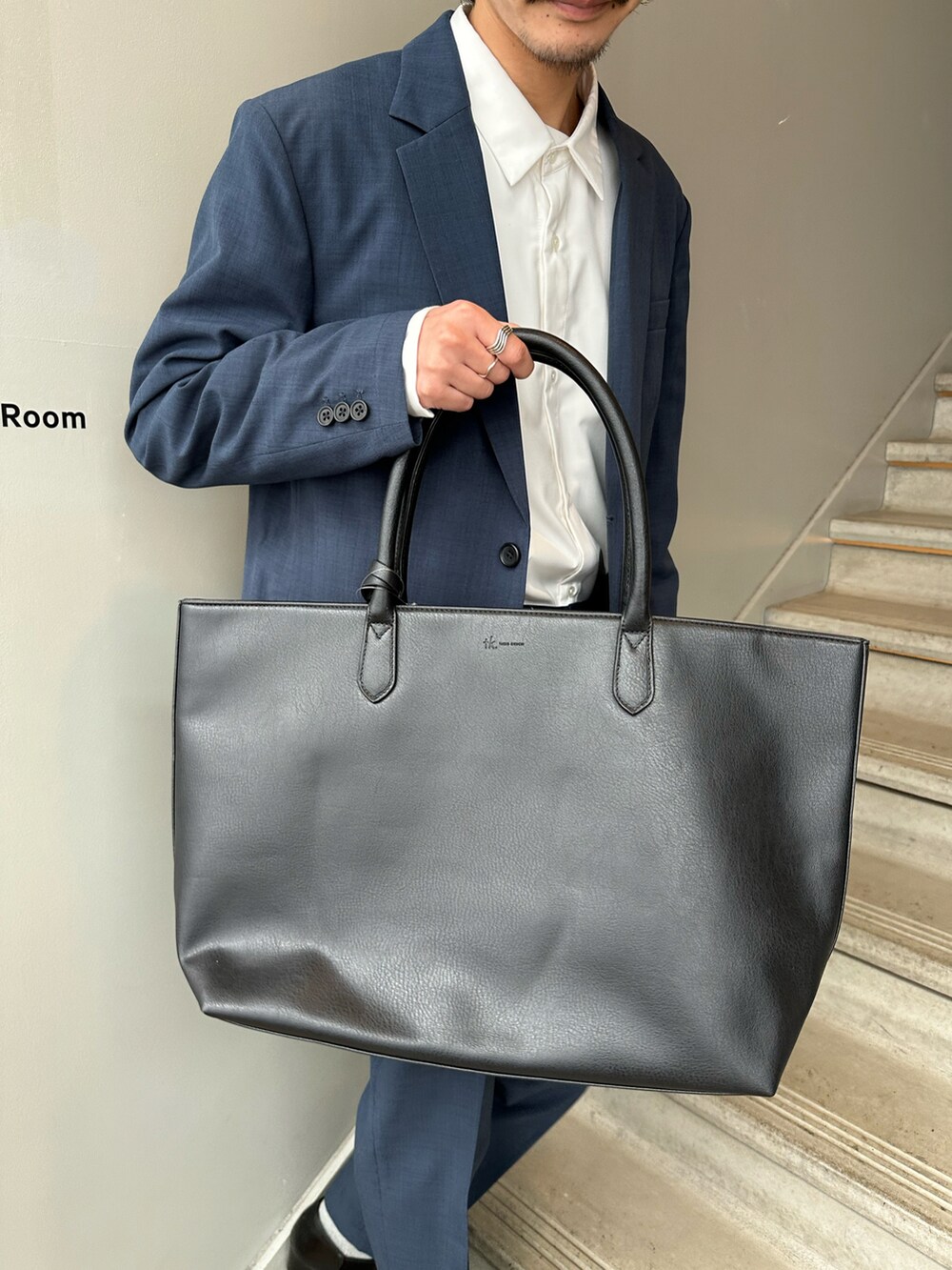 ブルー系のセットアップ、ブラック系のトートバッグ、ブラック系のその他シューズを着用したメンズの春コーディネートの3枚目の写真