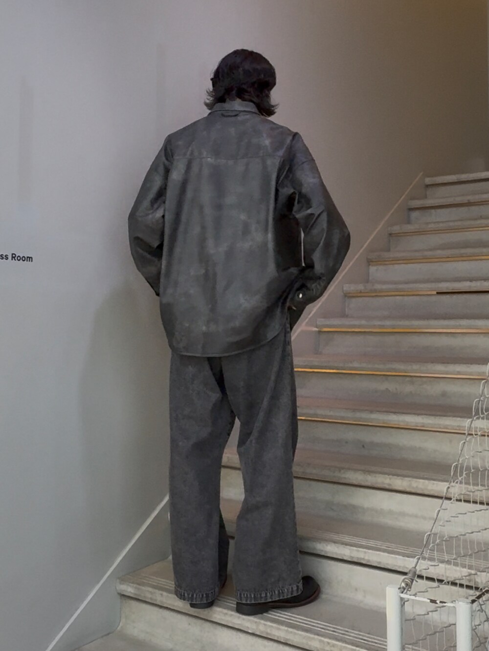 ブラック系のブルゾン、ブラック系のデニムパンツを着用したメンズの秋コーディネートの2枚目の写真