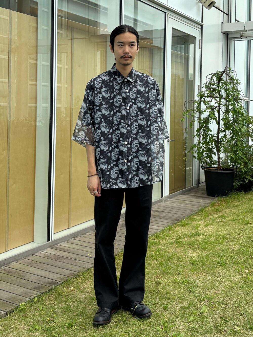 ブラック系のシャツ/ブラウスを着用したメンズの春コーディネートの2枚目の写真