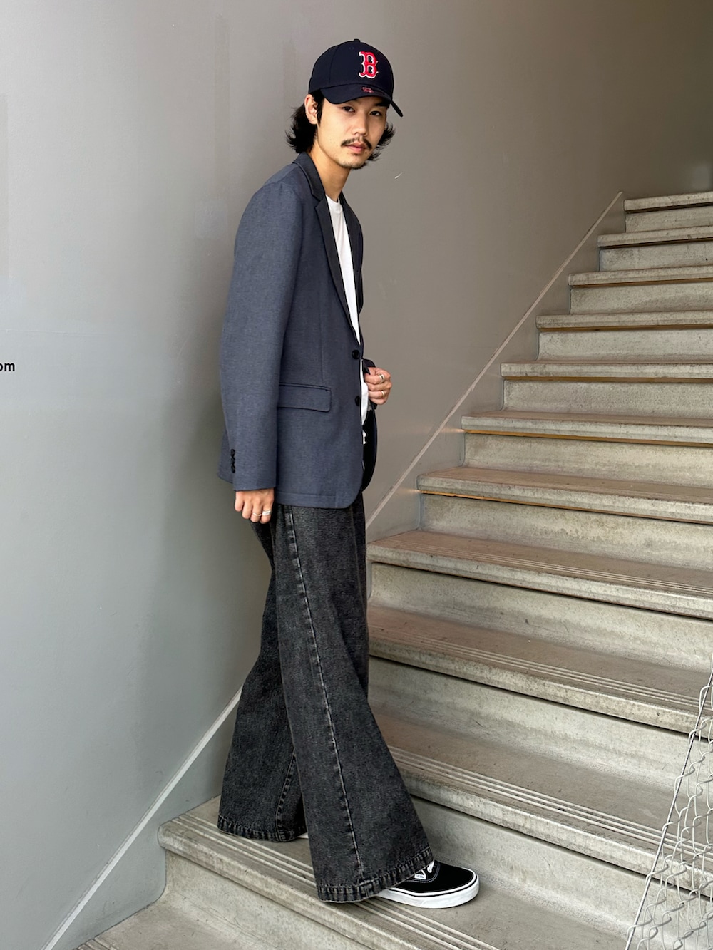 グレー系のセットアップ、ブラック系のデニムパンツを着用したメンズの夏コーディネートの3枚目の写真