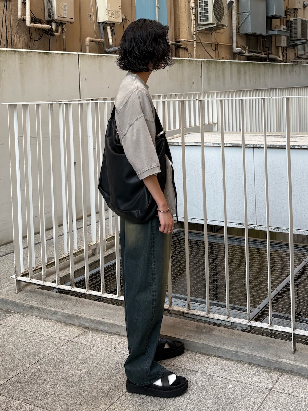 ブラック系のショルダーバッグ、ブルー系のデニムパンツ、ブラック系のサンダルを着用したメンズの夏コーディネートの2枚目の写真