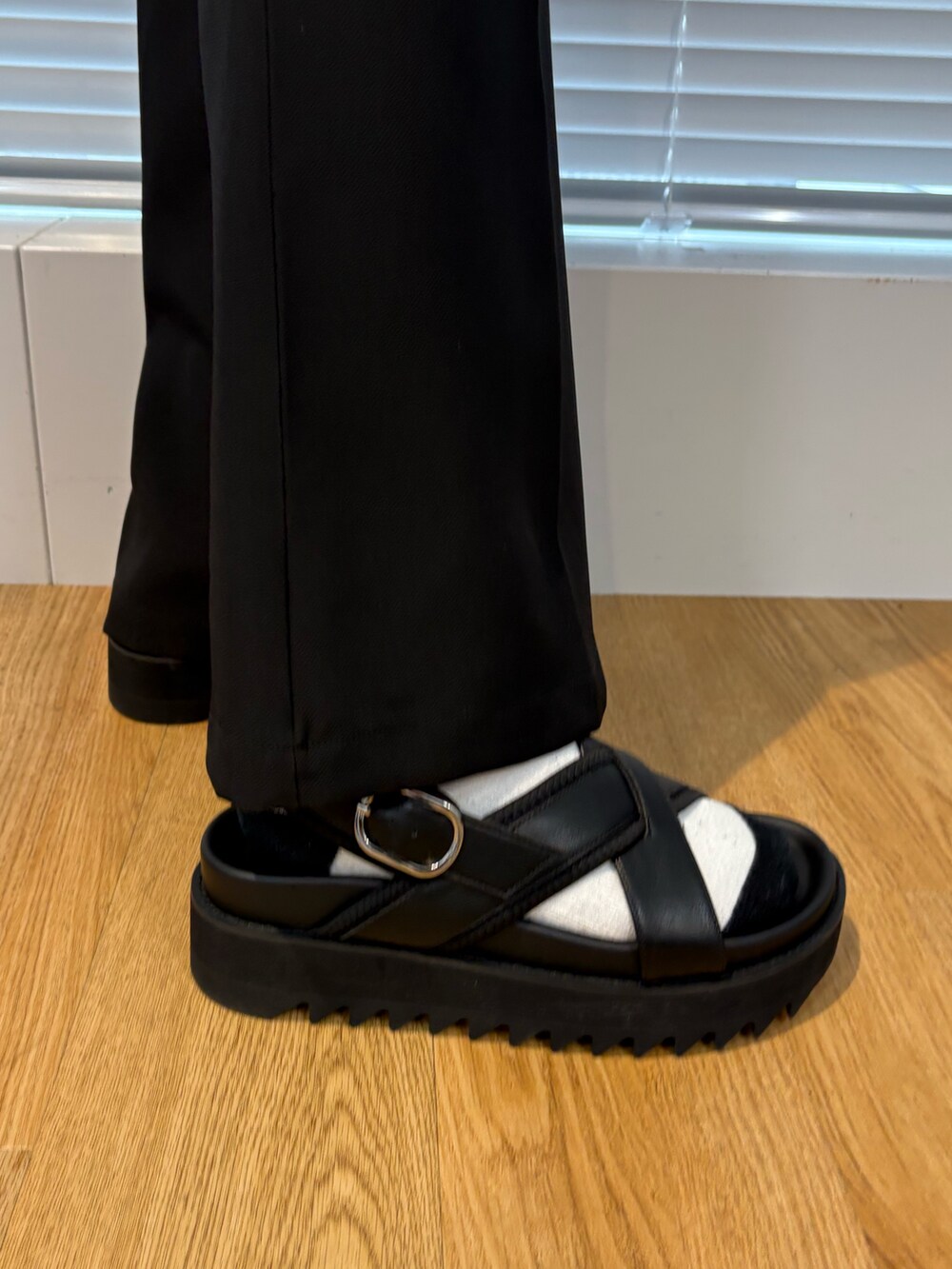 グレー系のシャツ/ブラウス、ブラック系のサンダル、ブラック系のその他パンツを着用したメンズの春コーディネートの5枚目の写真