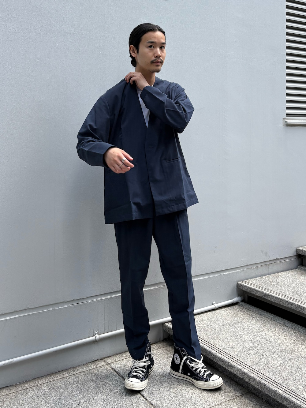 ブルー系のセットアップを着用したメンズの夏コーディネートの3枚目の写真