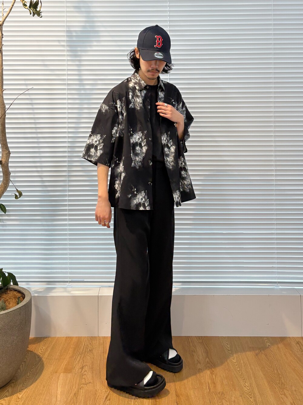 ブラック系のシャツ/ブラウス、ブラック系のその他パンツ、ブラック系のサンダルを着用したメンズの春コーディネートの2枚目の写真