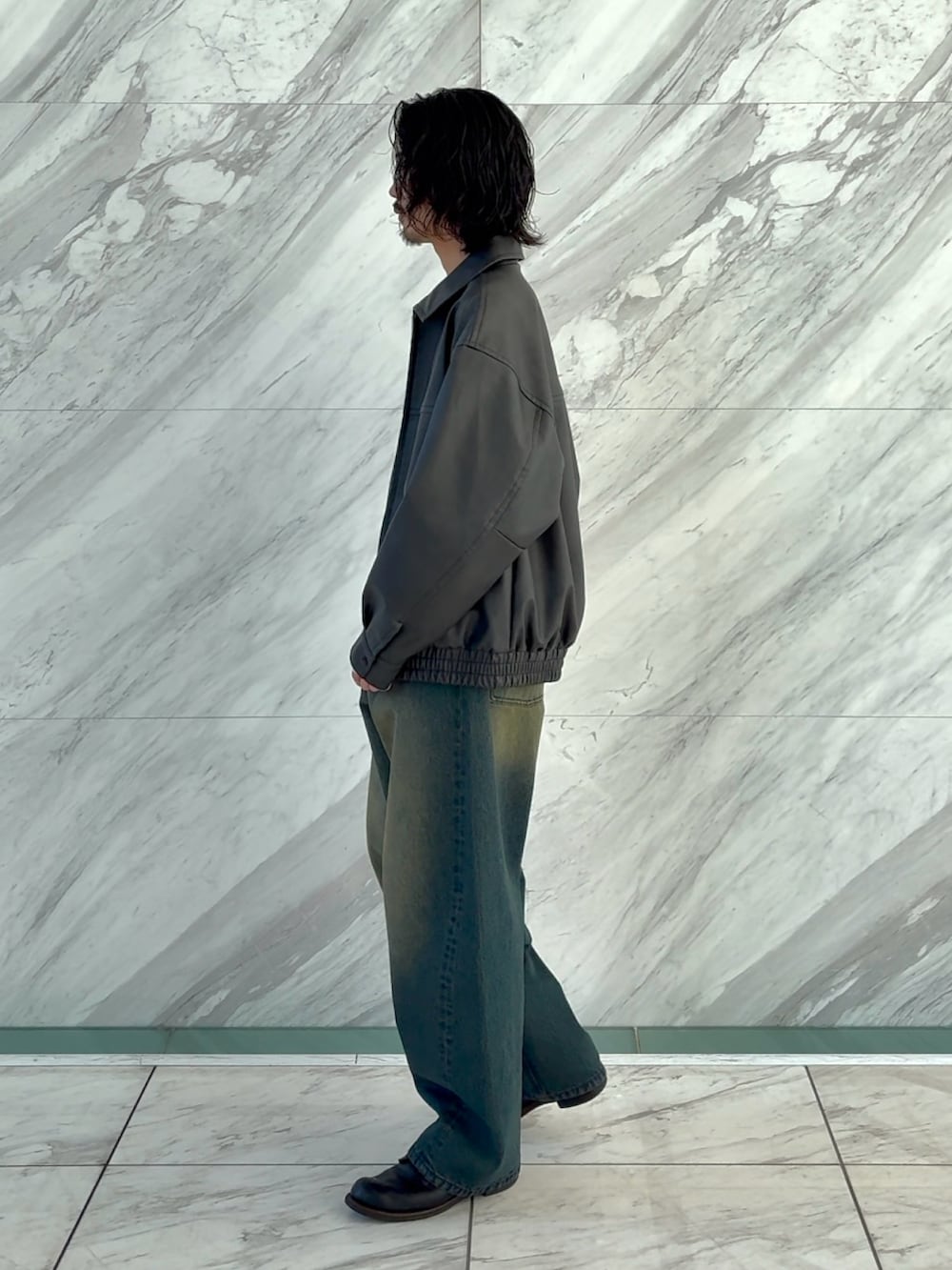 ブラック系のデニムパンツ、ブラック系のブルゾンを着用したメンズの冬コーディネートの2枚目の写真