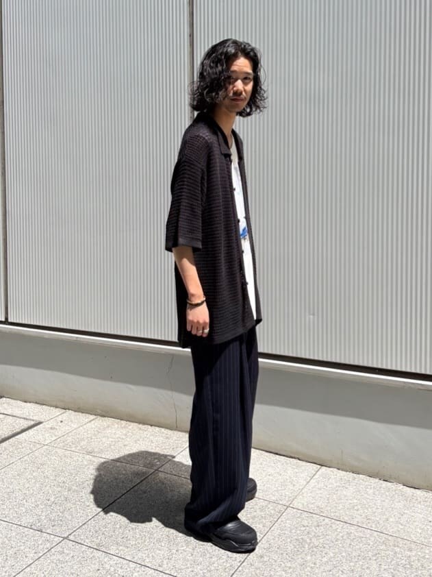 ブラック系のカーディガン/ボレロ、ブルー系のその他パンツを着用したメンズの夏コーディネートの2枚目の写真